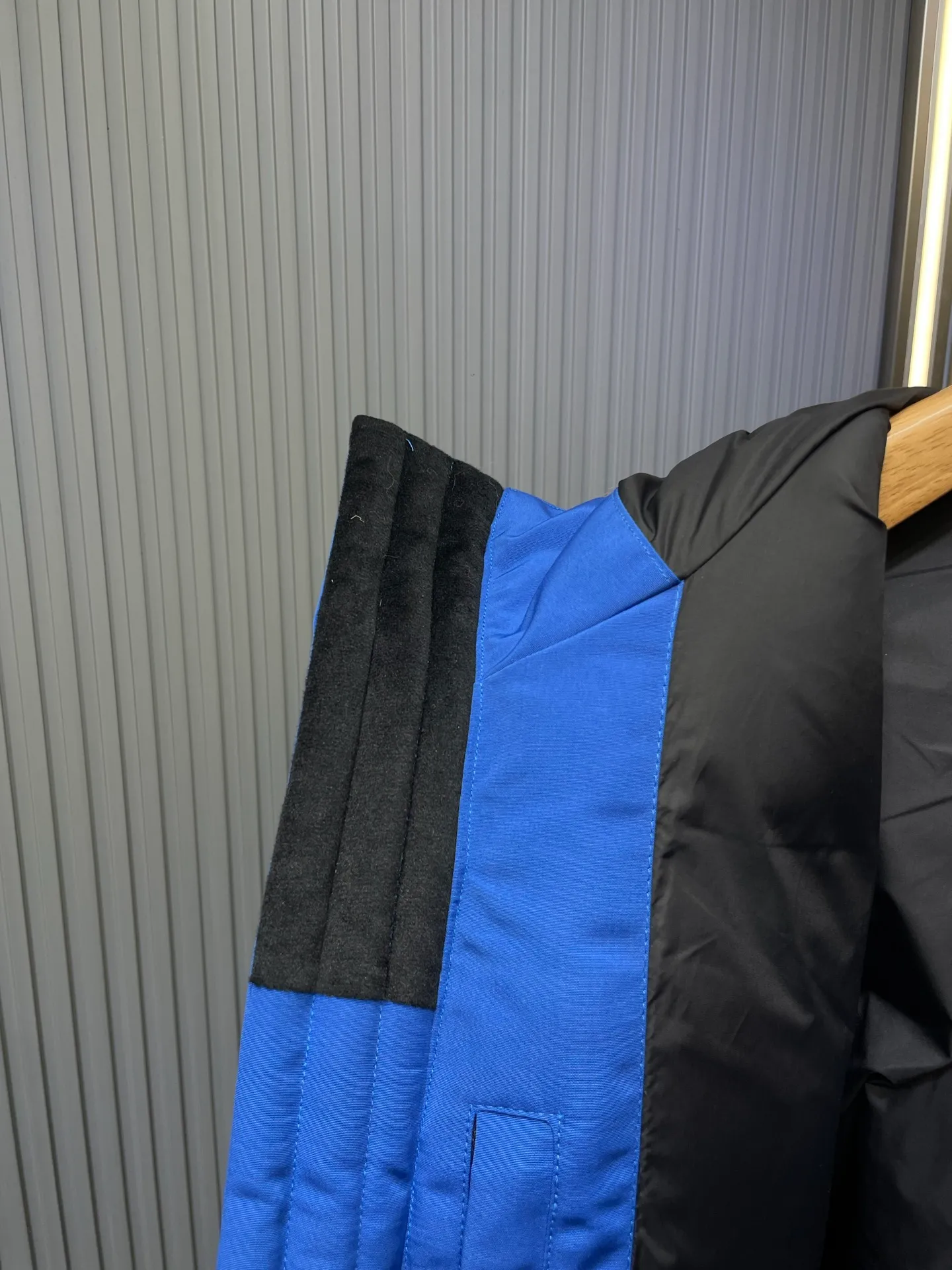 P910 special version 🌟 🇨🇦CANADA GOOES 24 new models 08 models/couple models Factory direct supply: supplying global purchasing agents, micro-business, entities, Tmall, high-end stalls and studio cooperation, free shipping! Canada Goose Expedition Parka 2008 is the same style for men and women. It is mid-length and the most timeless classic. All Arctic and Antarctic scientific expedition teams choose Canada Goose as their cold-proof equipment. It is the Rolls-Royce of down jackets. ➖ Industry-leading anti-counterfeiting chip sensing. ➖ Imported Behringer embroidery machines and customized embroidery labels, the highest level and industry leading. ➖ Imported Korean 21-count polyester-cotton blended original fabric, TC85 waterproof coated fabric, water-repellent, windproof and wear-resistant. ➖ The new national standard 80 white duck down is filled with an average of 520 grams of down. The amount of down filled is industry-leading. ➖ 100% nylon lining with double double-layer sealing design to prevent velvet running, and seamless thread design on the cuffs! ➖ Western Canadian Green Wolf Collar. ➖ Yoshida YKK provides original factory-customized electroplated sliders. YKK two-way lockable zippers are tight and smooth and do not peel off paint. ➖ 3M composite Velcro is durable and the accessories and hardware are all custom-made. Note: Our copywriting is only simple and clear. Instead of bragging about the copywriting, it is better to compare and understand with samples. Only for the purest goose, the most dedicated, the most professional, the highest quality, the highest cost performance!  Size:XS-XXL